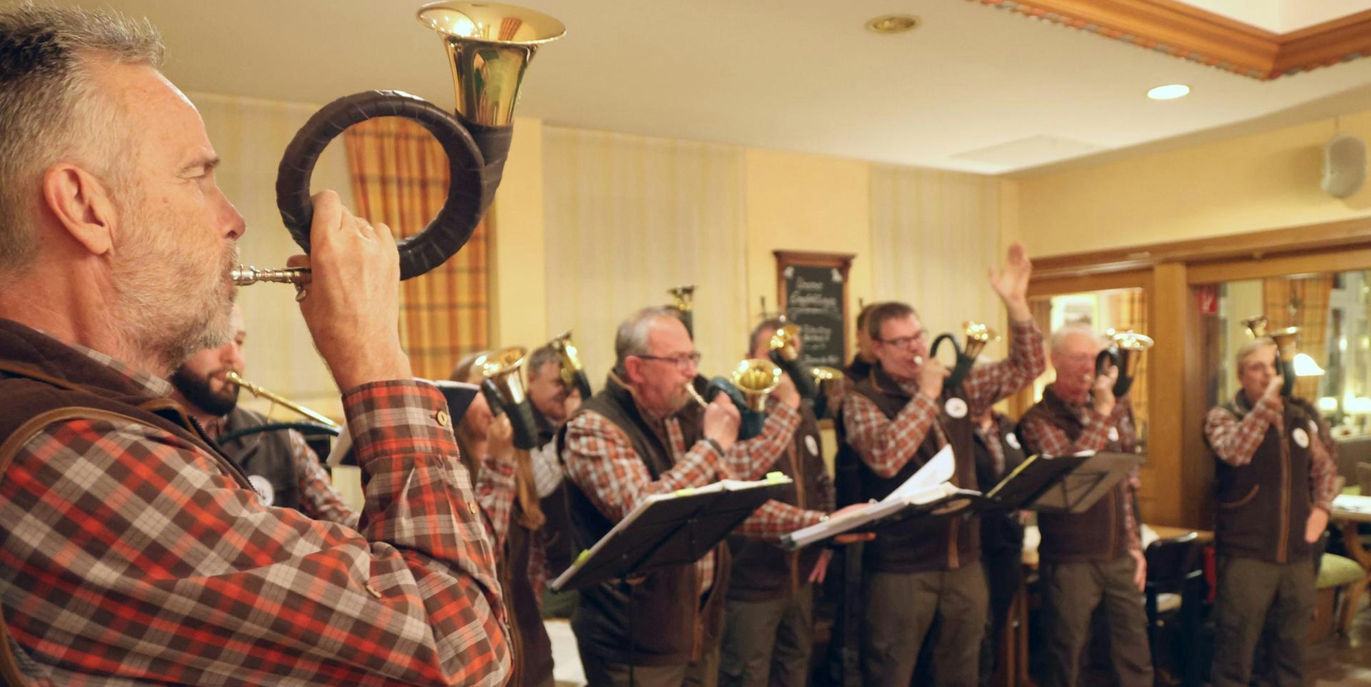 Jagdhornbläser_bei_Wildsaison