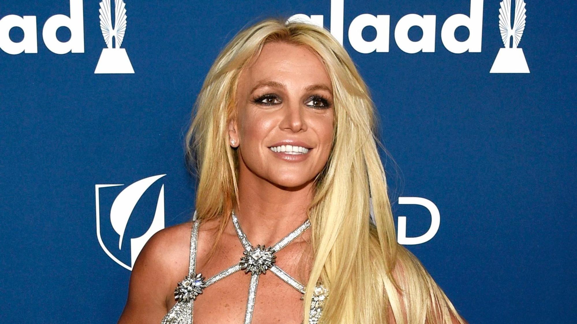 Britney Spears posiert und lächelt für Fotografen.