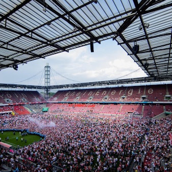 Müngersdorf Platzsturm dpa 070522