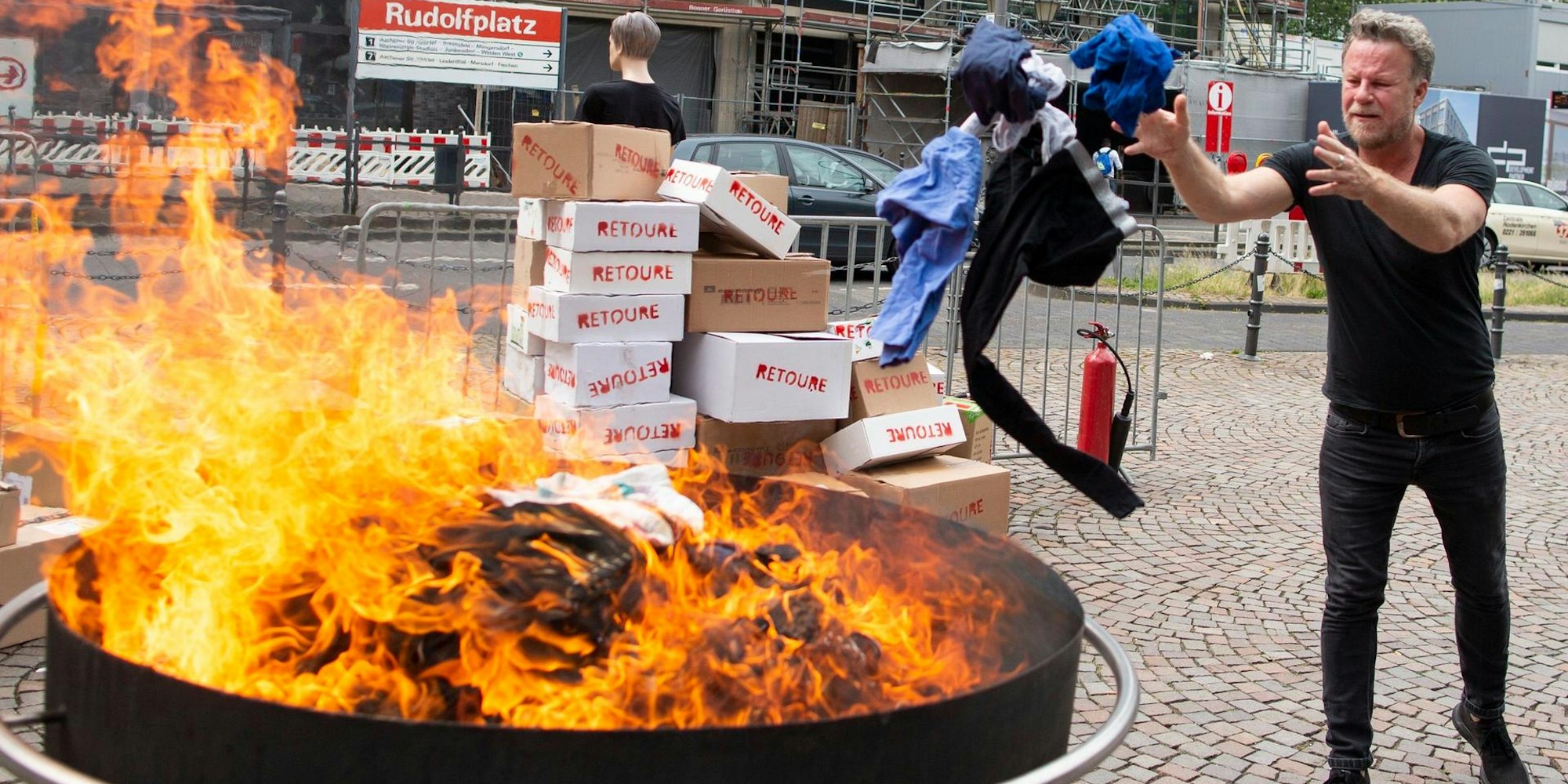Kleider verbrennen Köln