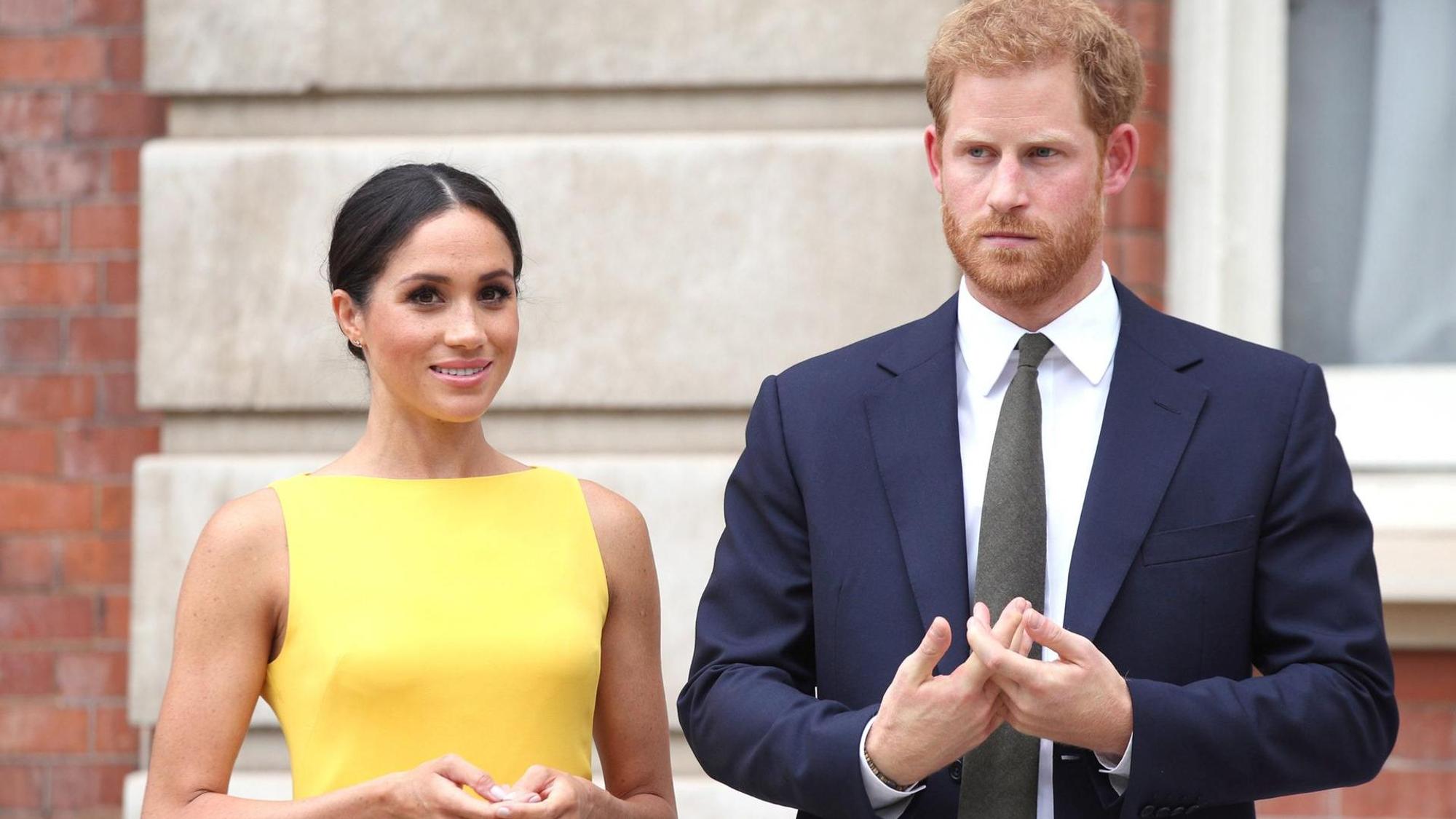 Herzogin Meghan und Prinz Harry posieren für Pressefotografen.