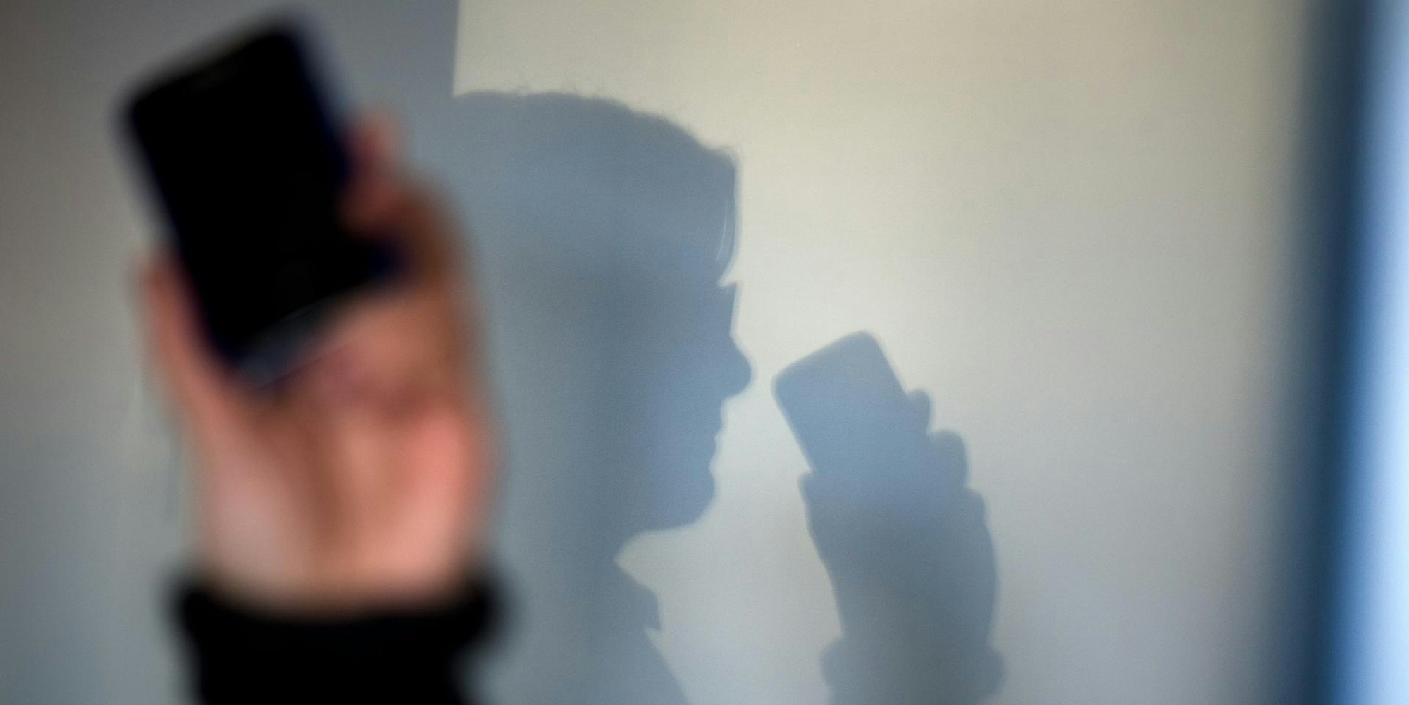 Telefonbetrug Smartphone Handy dpa 271120