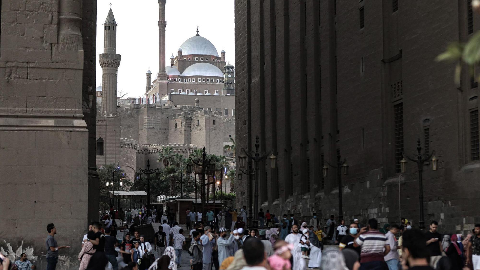 Den Durchgang zwischen der Sultan-Hassan-Moschee und der ar-Rifa'i-Moschee nahe der Universität in Kairo.