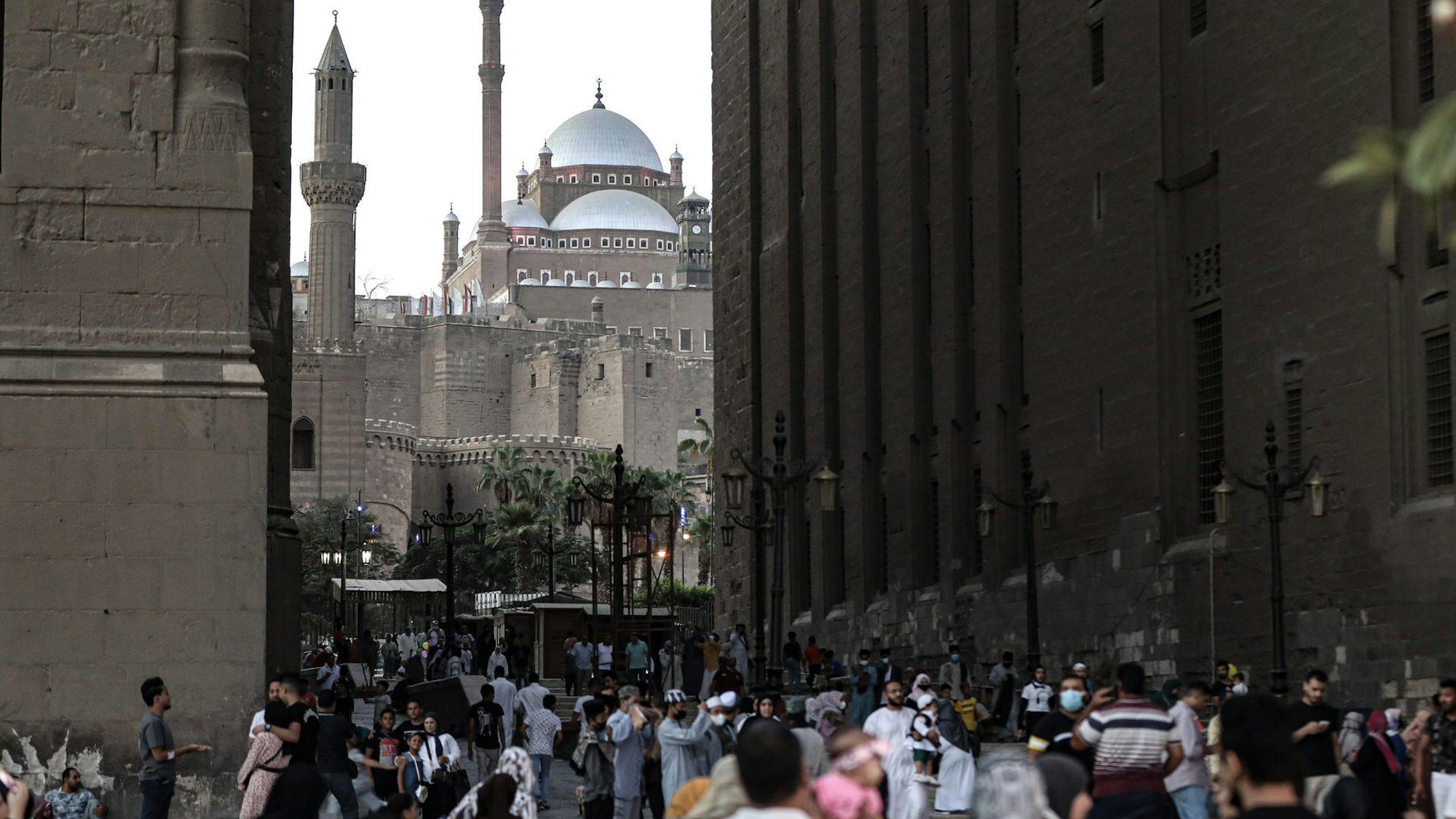 Den Durchgang zwischen der Sultan-Hassan-Moschee und der ar-Rifa'i-Moschee nahe der Universität in Kairo.