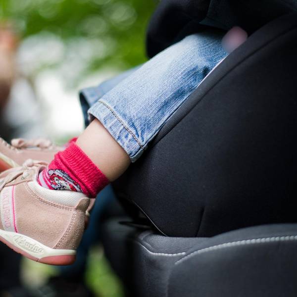 Kinderbeine_in_Autositz_Hitze