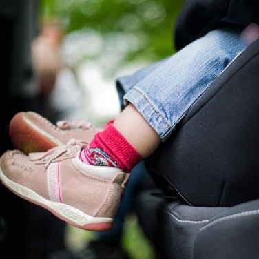 Kinderbeine_in_Autositz_Hitze