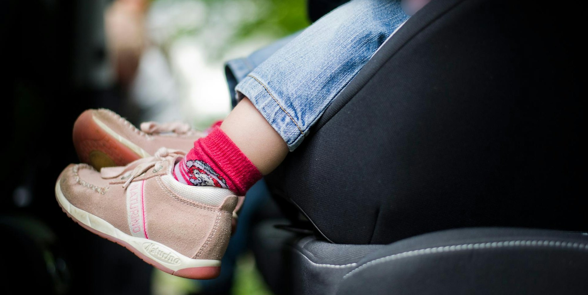Kinderbeine_in_Autositz_Hitze