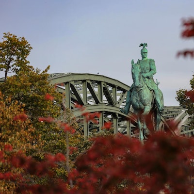 Reiterdenkmal mit Blumen