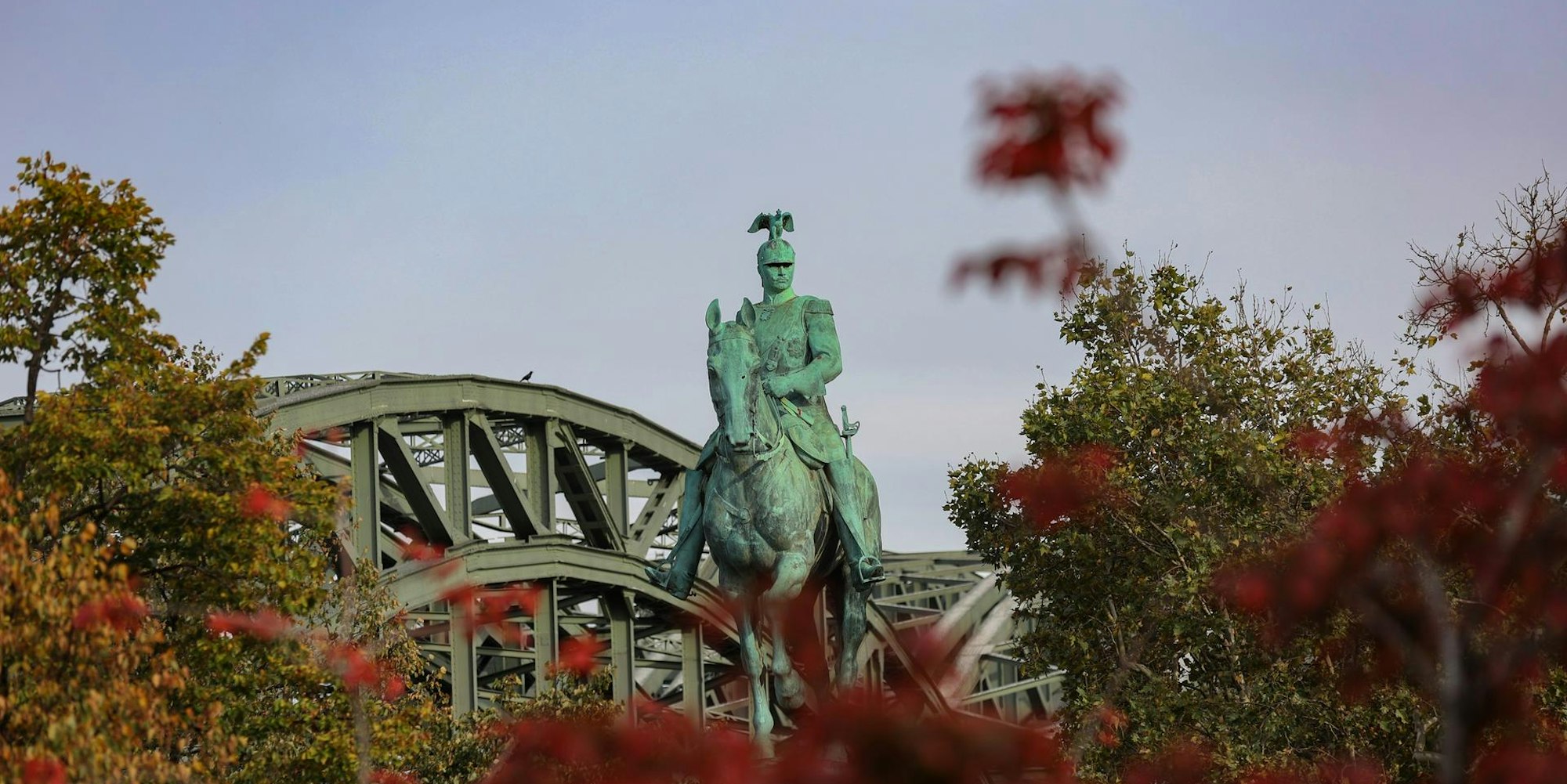 Reiterdenkmal mit Blumen