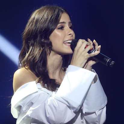 Lena singt in ein Mikro.