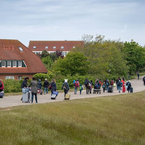 Touristen Spiekeroog dpa