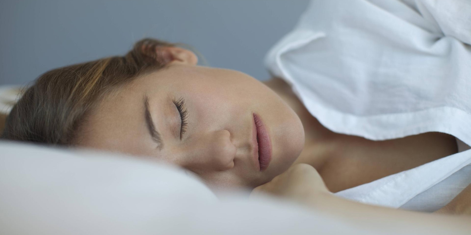 Frau schläft und schnarcht