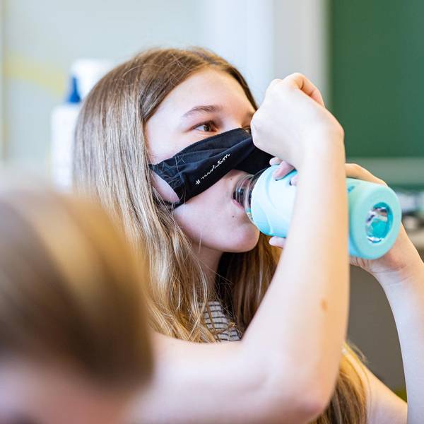 Unterricht Maske Schülerin