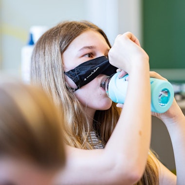 Unterricht Maske Schülerin