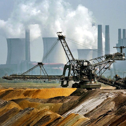 Ein Schaufelradbagger vor dem Kraftwerk Niederaußem
