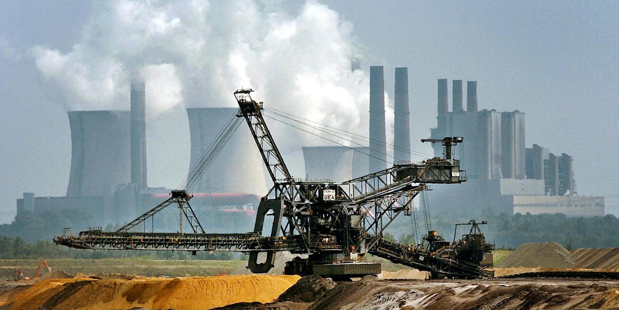 Ein Schaufelradbagger vor dem Kraftwerk Niederaußem