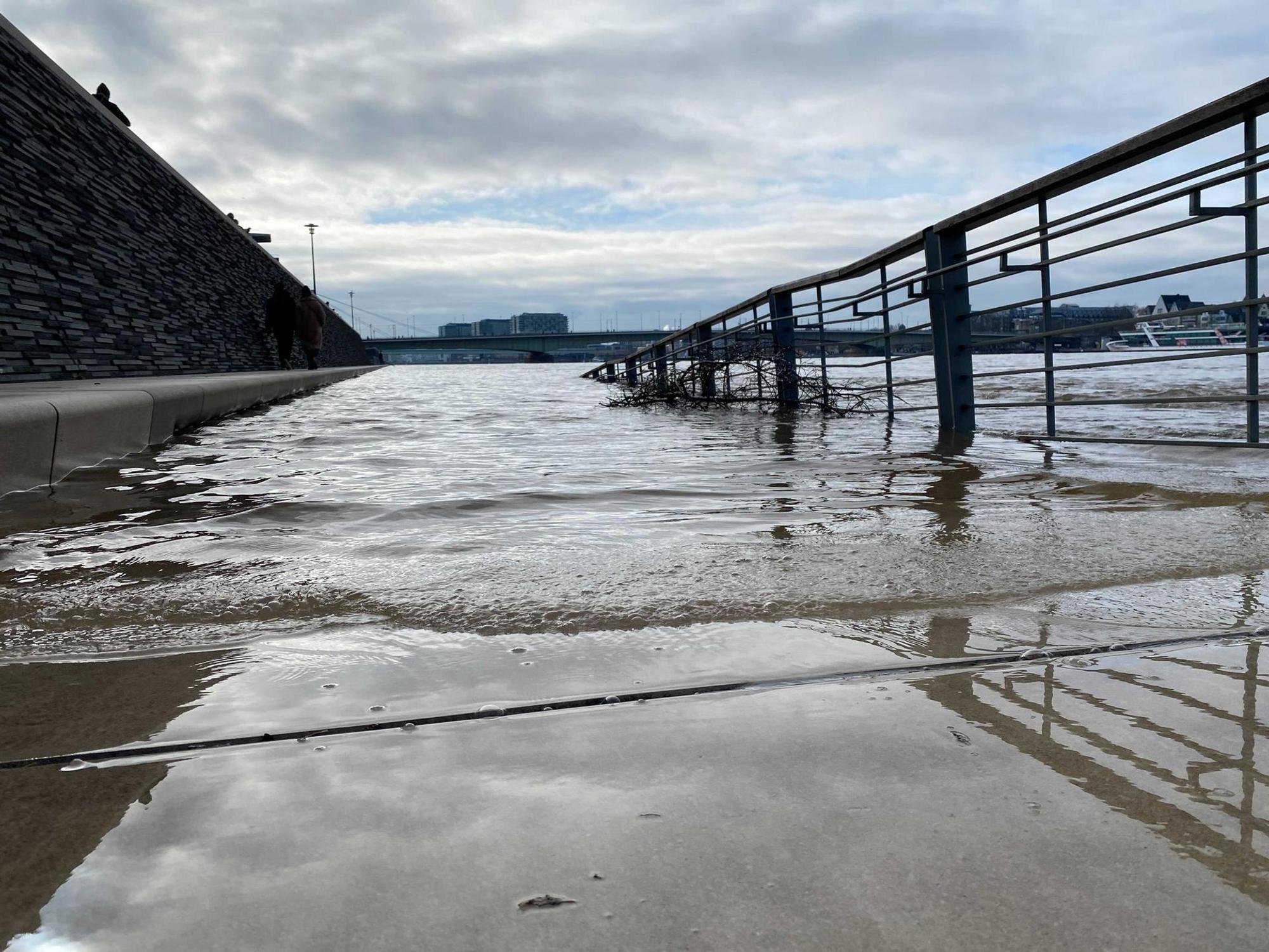Hochwasser Rheinboulevard 310121