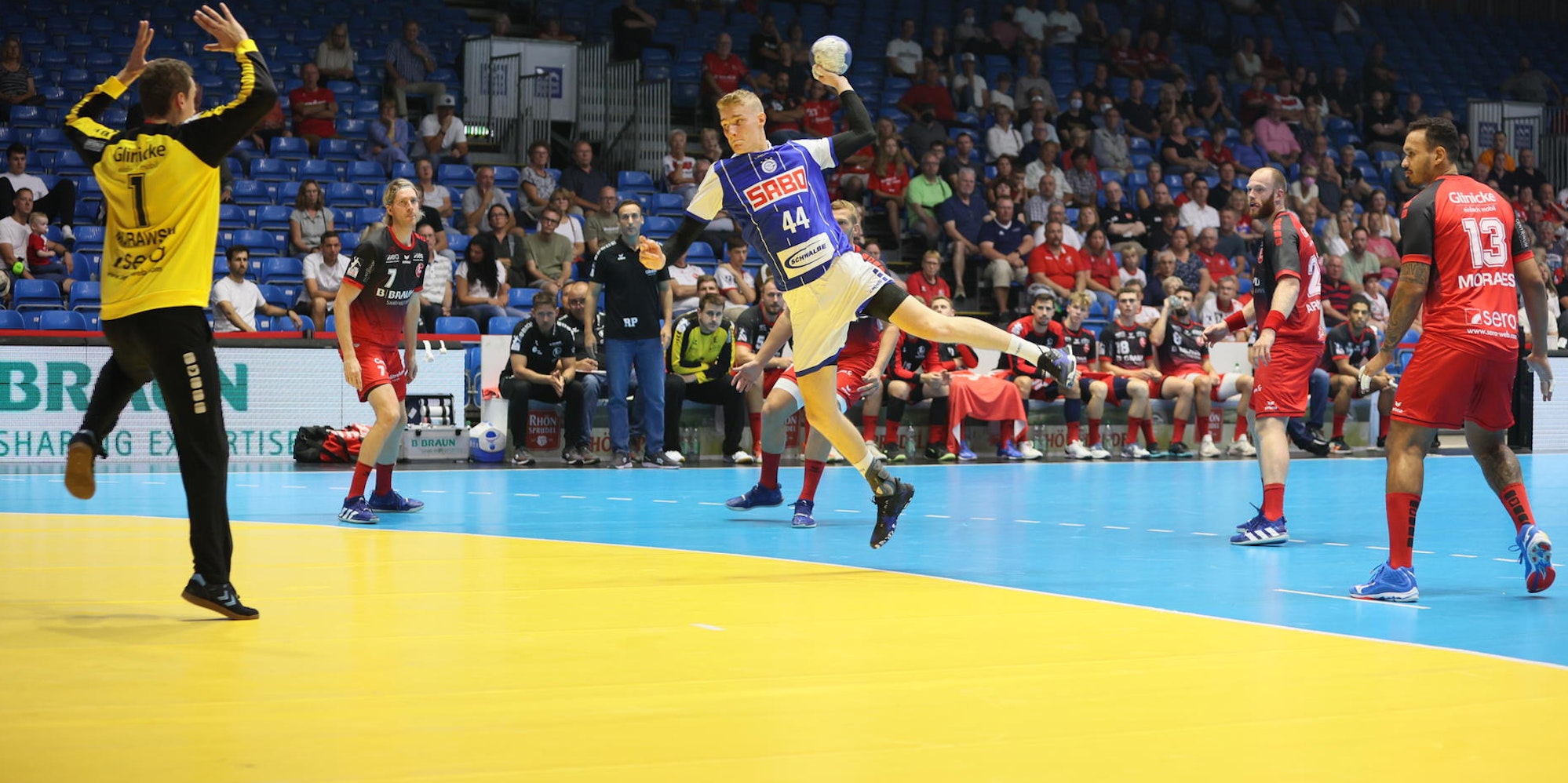 Vfl Gummersbach im Angriff gegen Melsungen