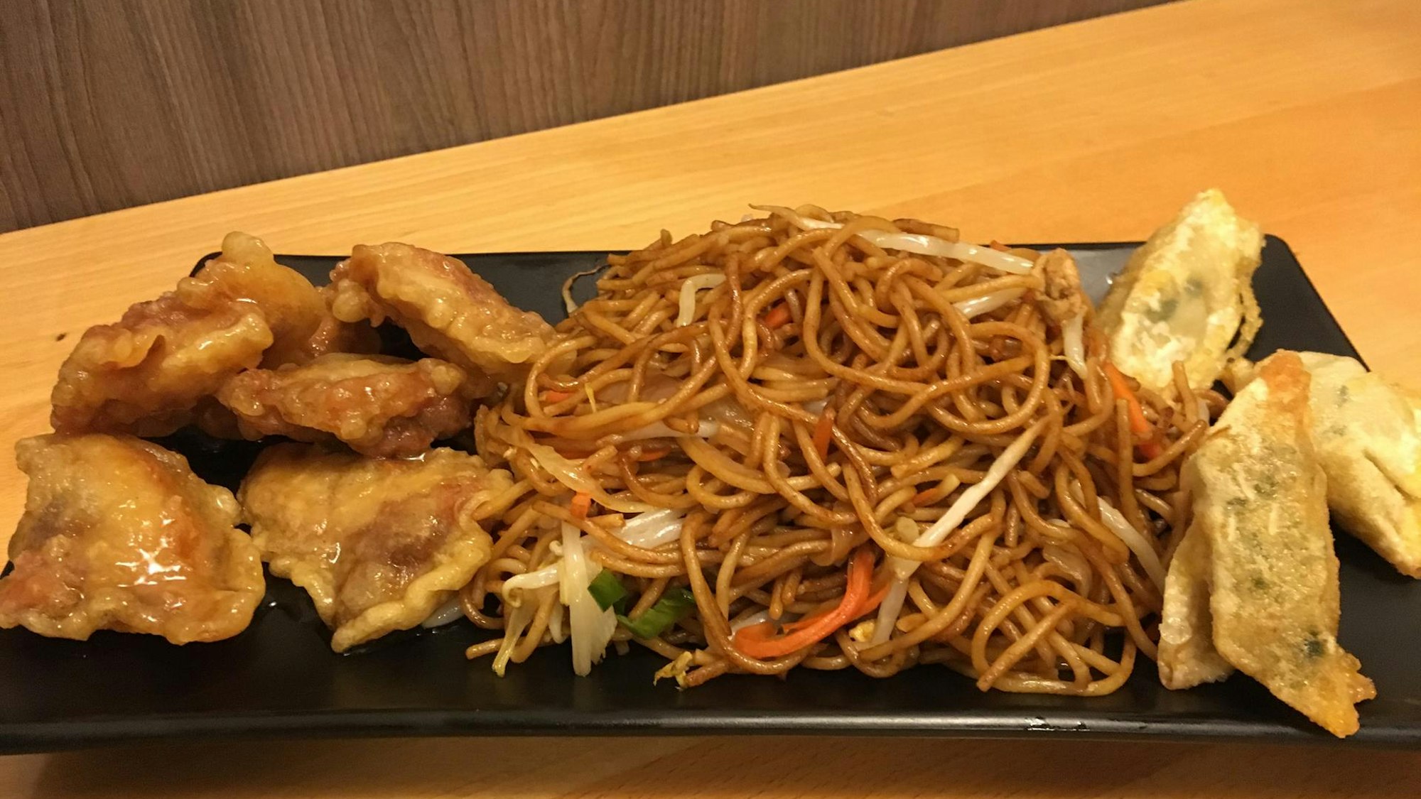 Ein Gericht mit Huhn und gebratenen Nudeln im Chi.Noos.