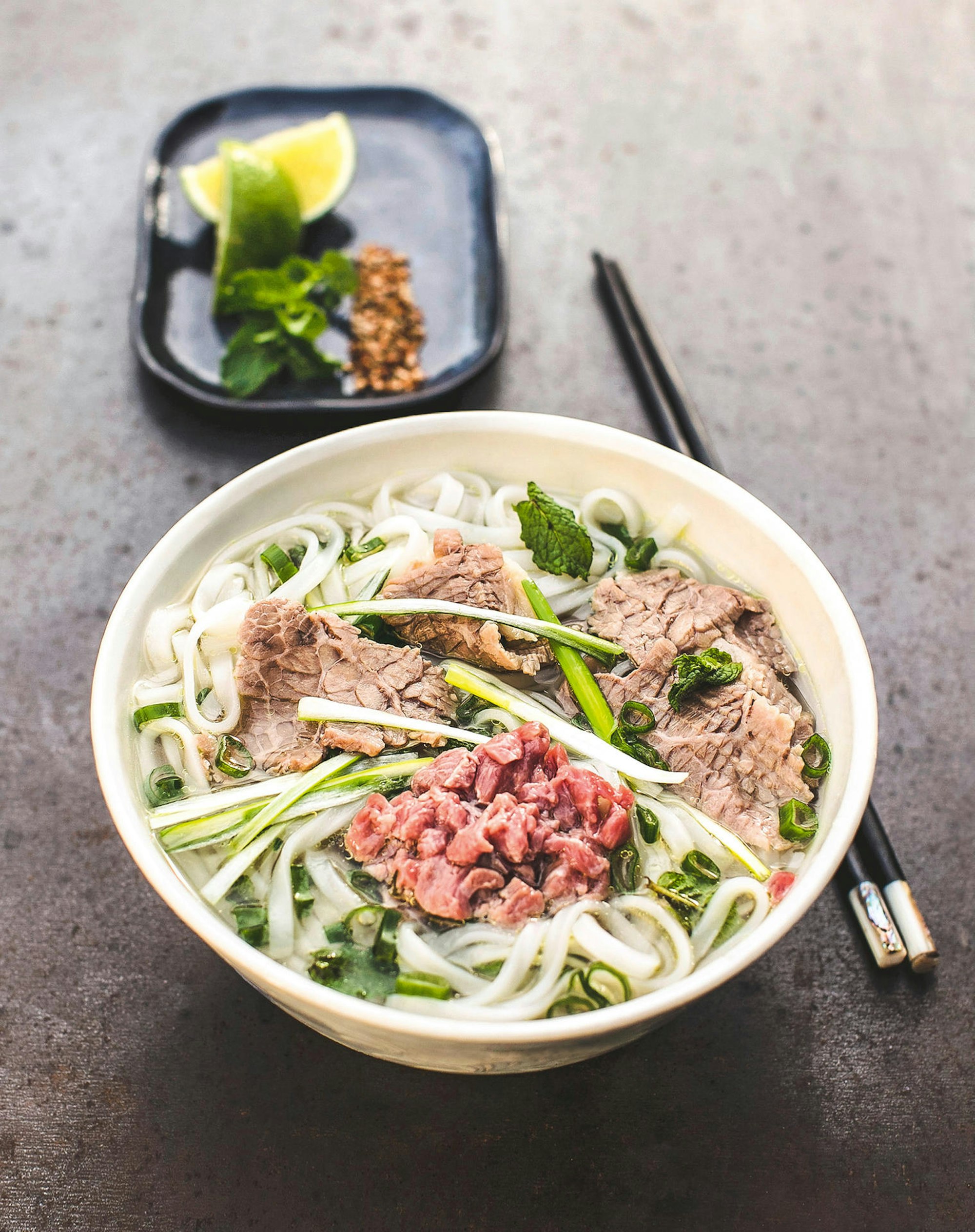 Eine klassische Pho-Suppe mit Rind.