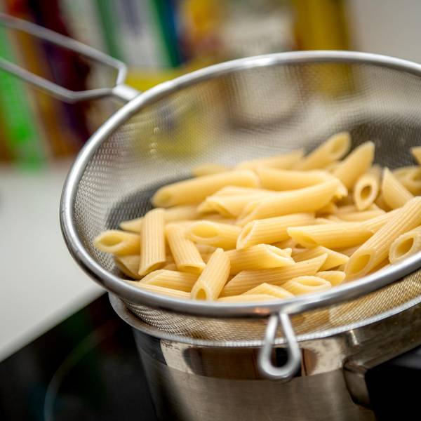 nudelreste nudeln im sieb pasta