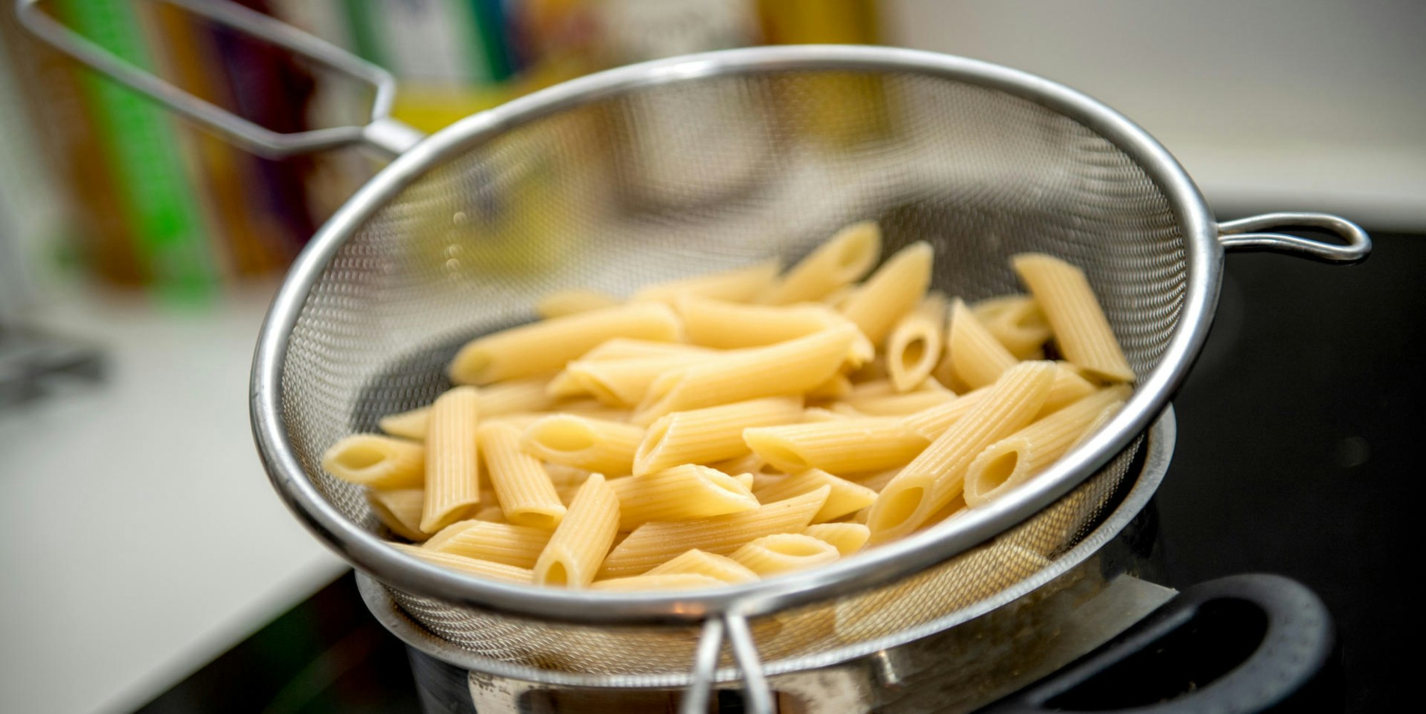nudelreste nudeln im sieb pasta
