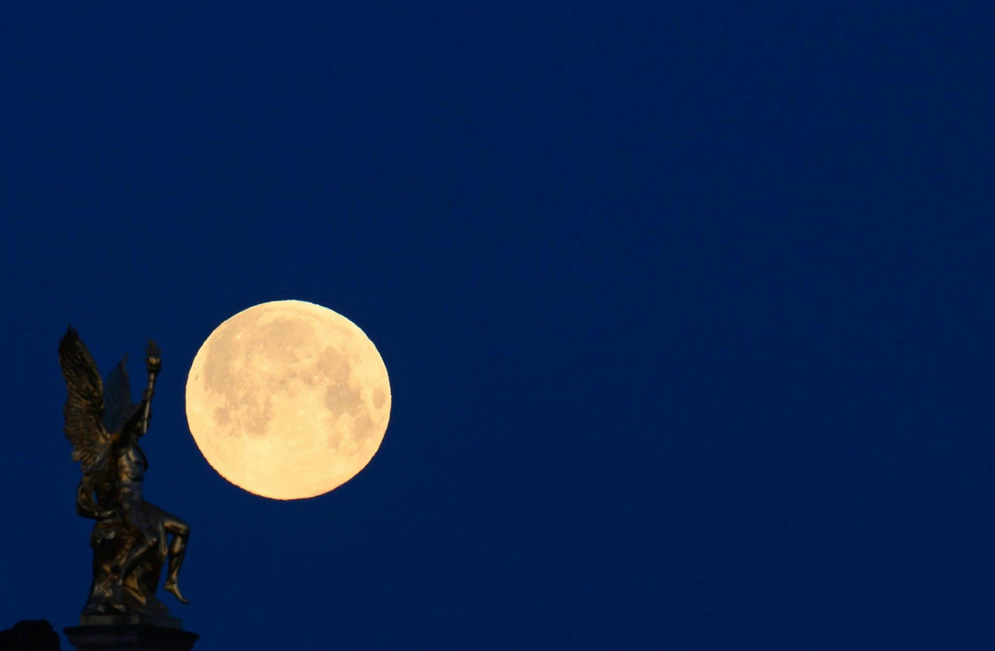 Mond Dresden