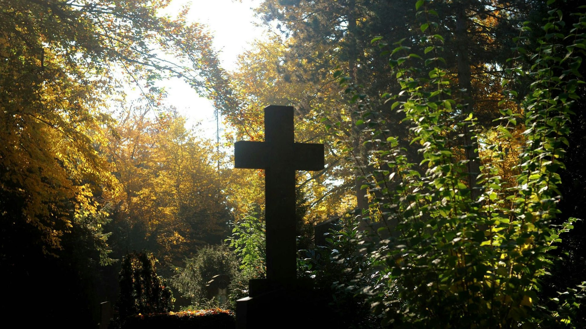 Kreuz-Grabstätte im Herbst