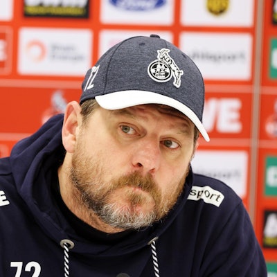 Baumgart angespannt auf PK