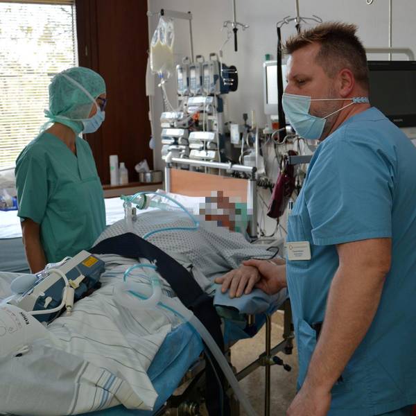Thorsten_Wolbert_bereitet_Patient_fuer_OP_vor