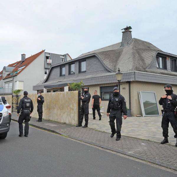 Vor der Villa der Al Zeins stehen Polizisten und ein Polizeiwagen