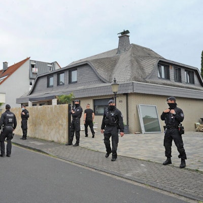 Vor der Villa der Al Zeins stehen Polizisten und ein Polizeiwagen