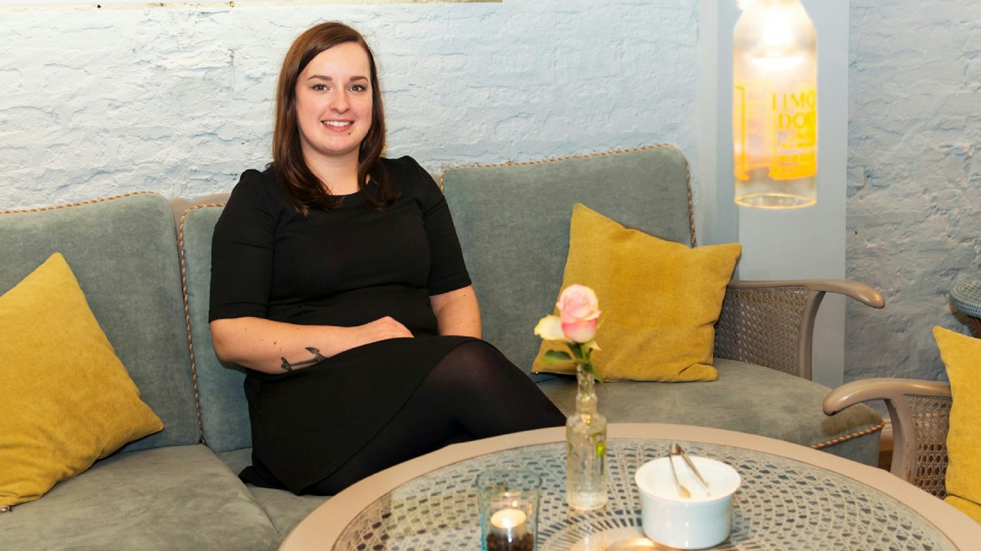 Julia Floß auf einem samtigen Sofa in der Villa Mathilde. (Archivbild)