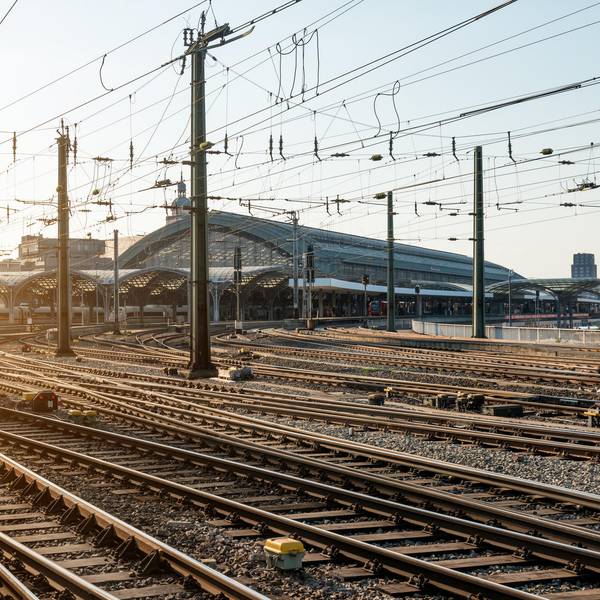 Bahnhof symbol GettyImages-584486272