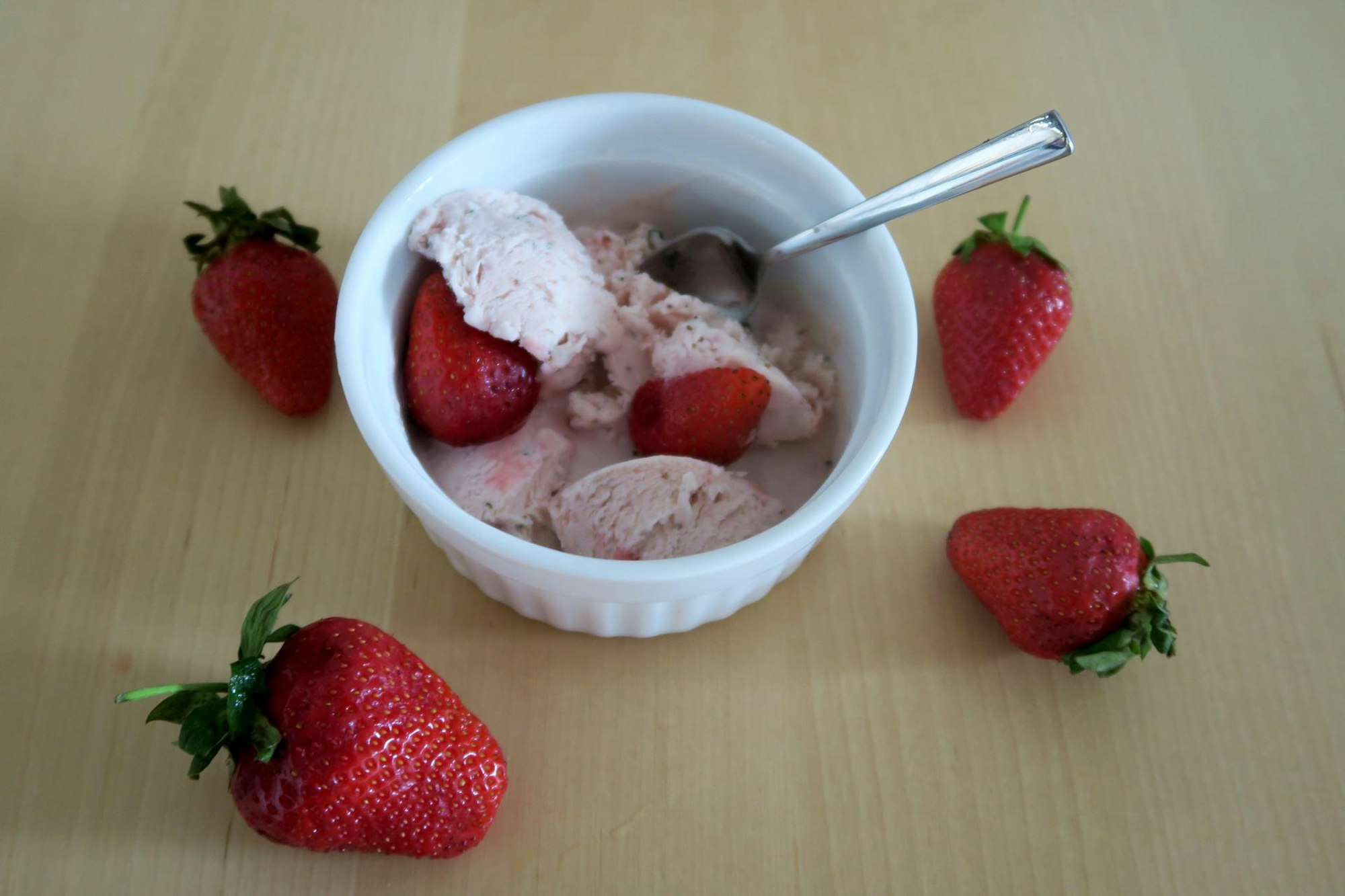 sahneeis aus erdbeeren