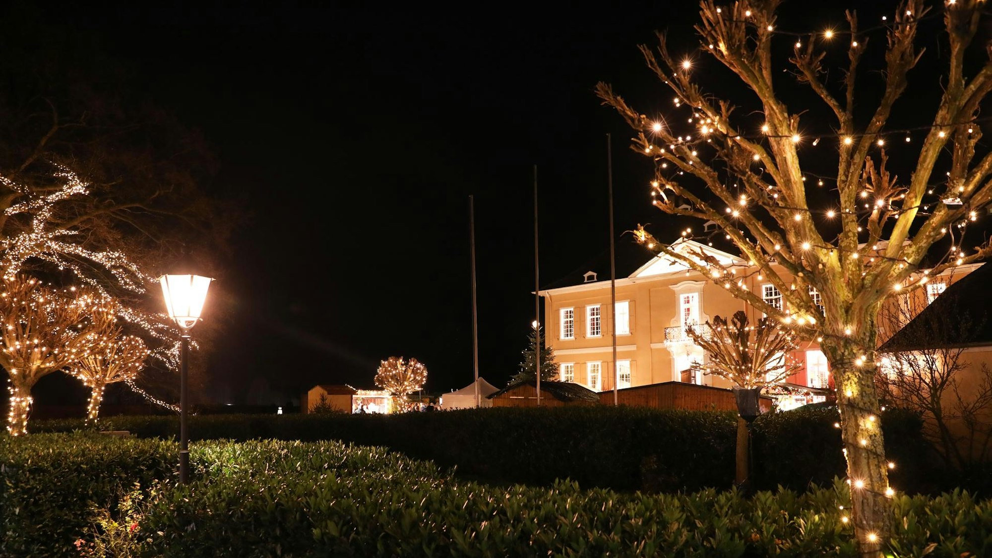 Schloss Miel Weihnachtsmarkt mit vielen Lichtern.
