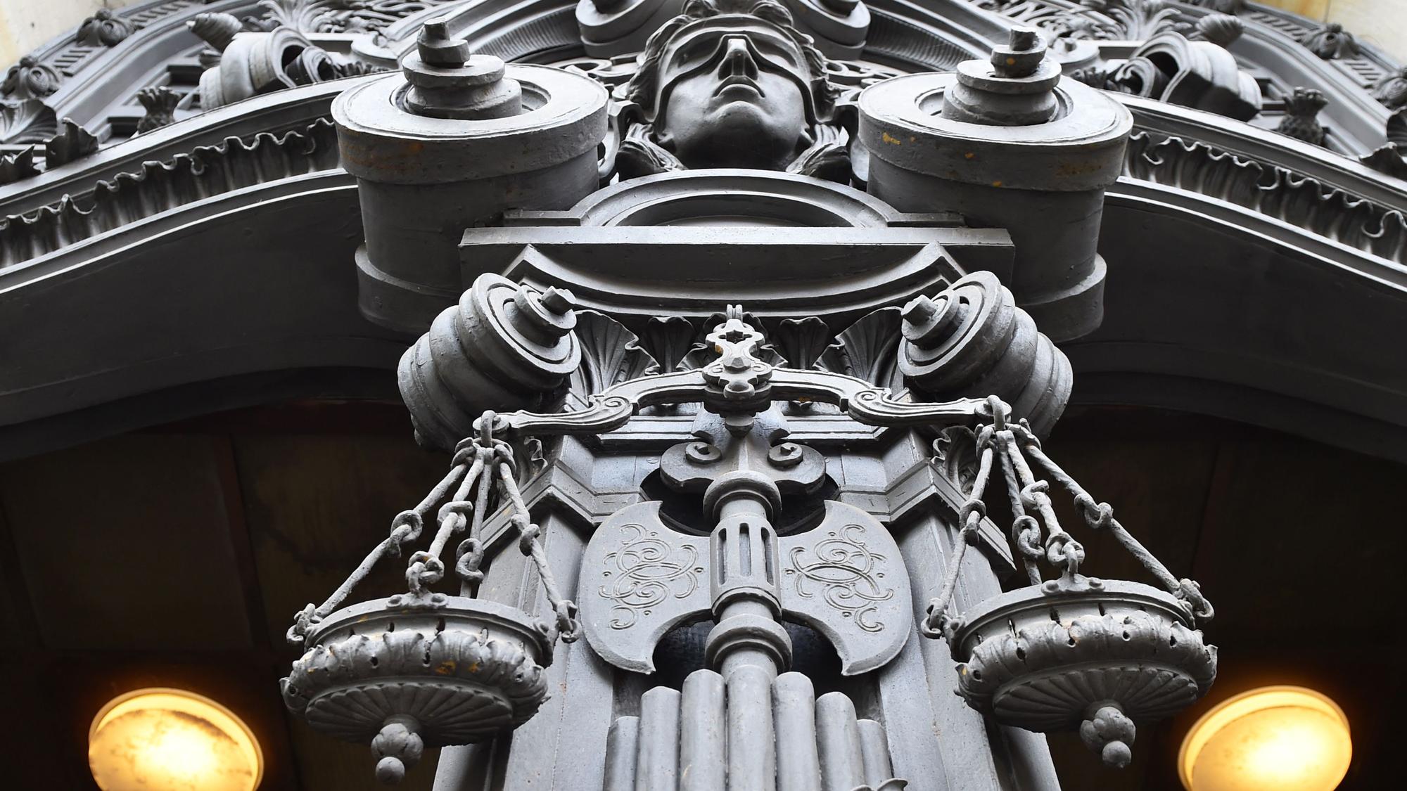 Die Justitia an einem Gerichtsgebäude.