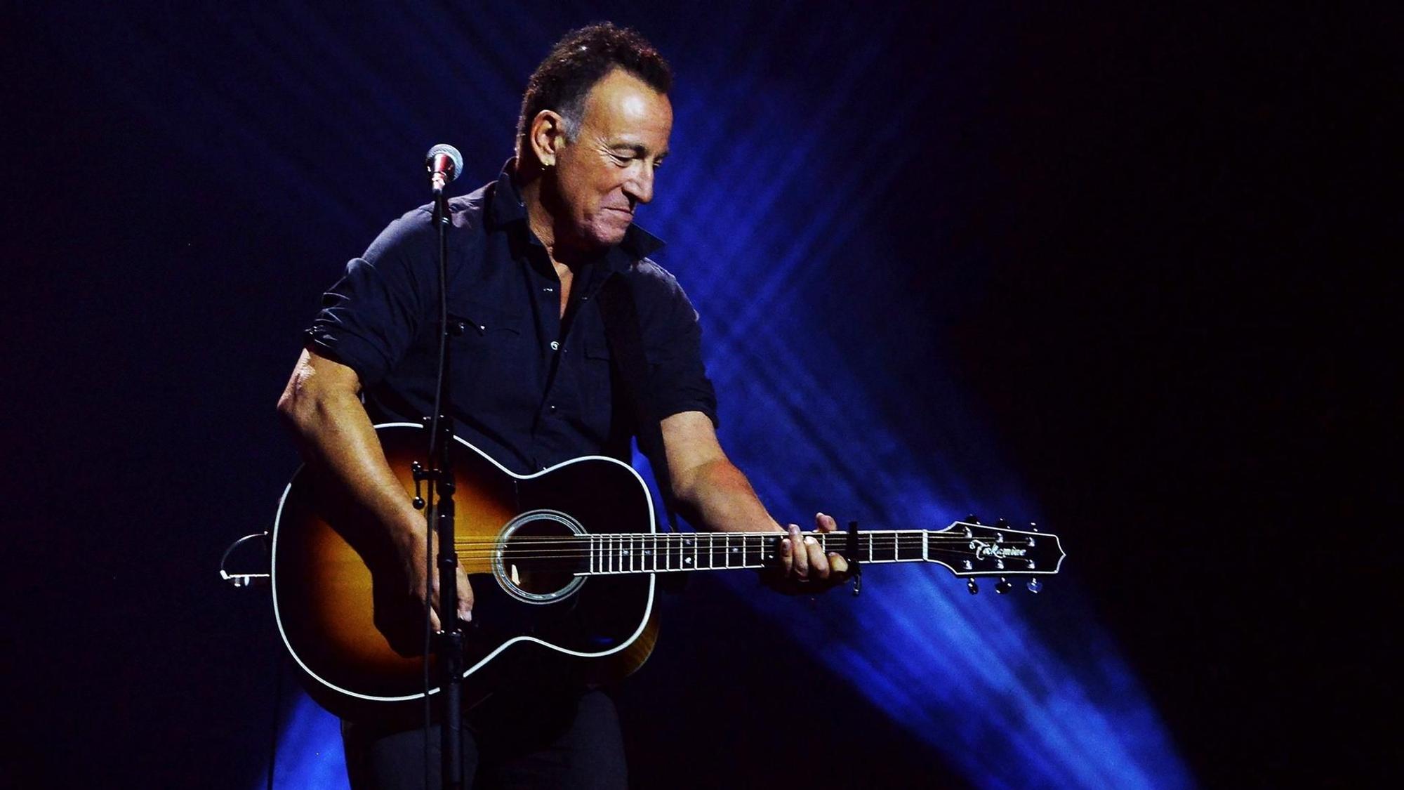 Bruce Springsteen bei einem Auftritt mit Gitarre.