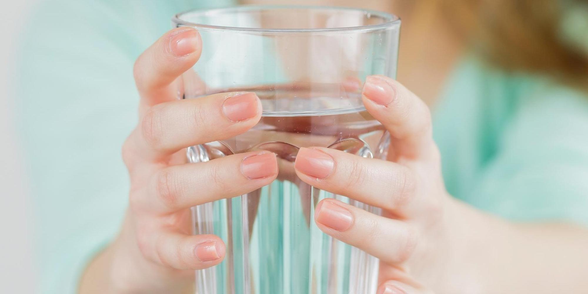 Frau hält Glas Wasser Symbol