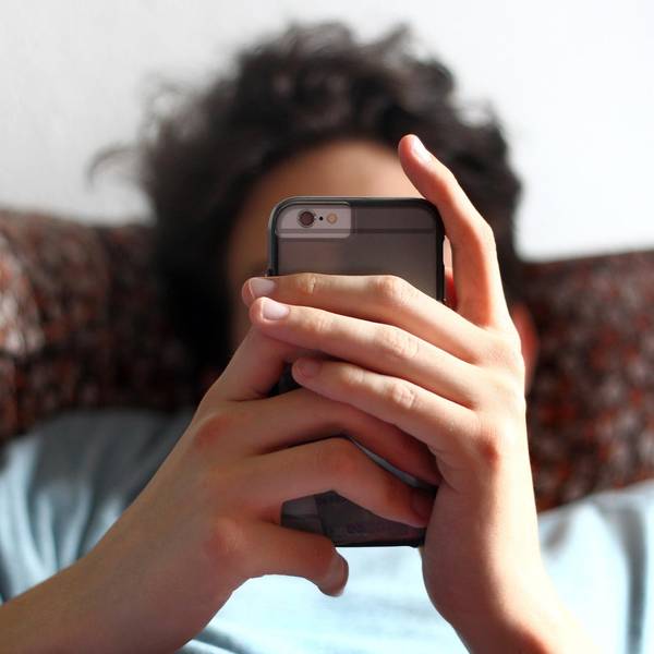 Mann_liest_in_Smartphone