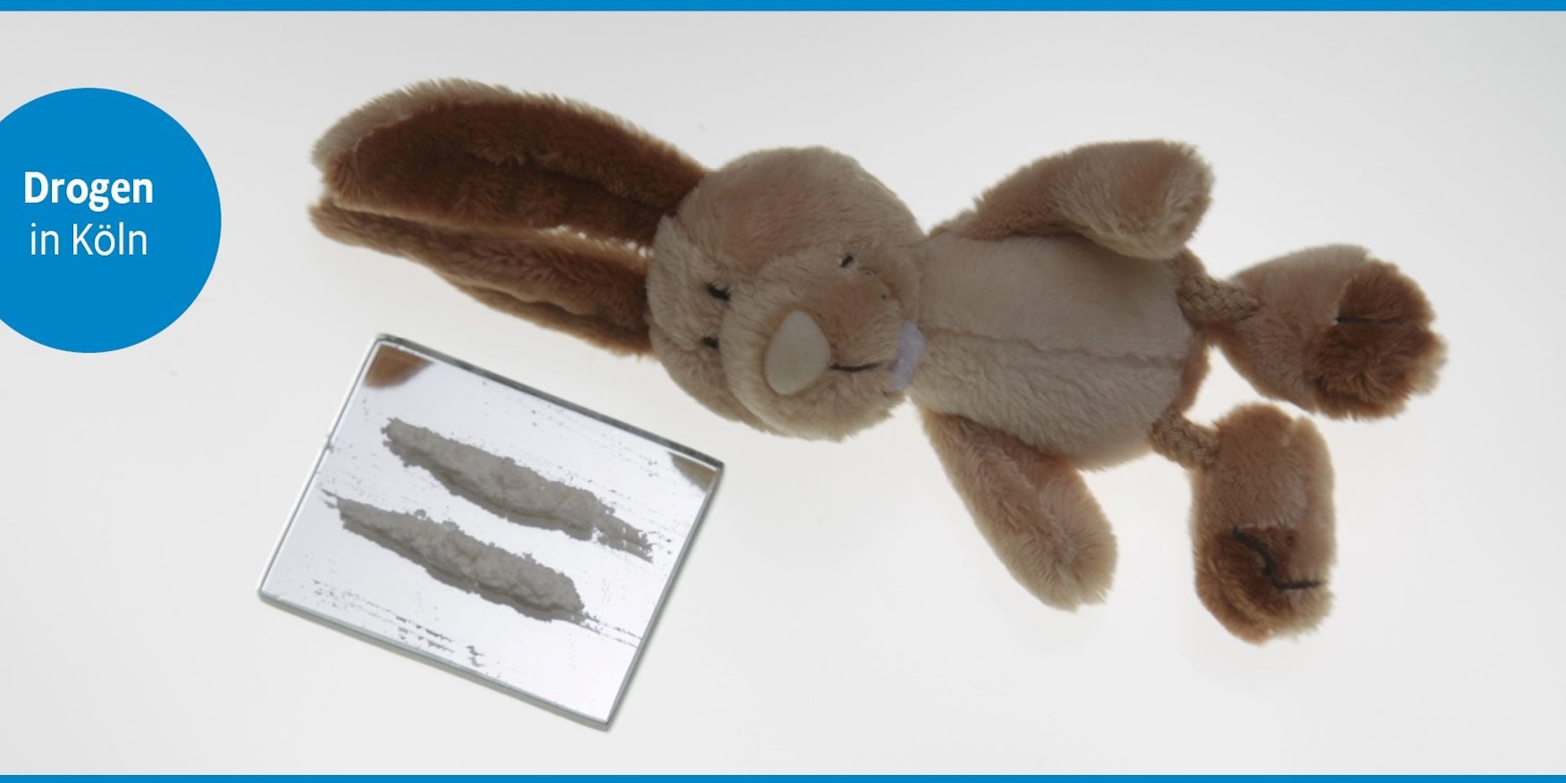 Ein Plüschhase liegt neben einer Linie Koks.
