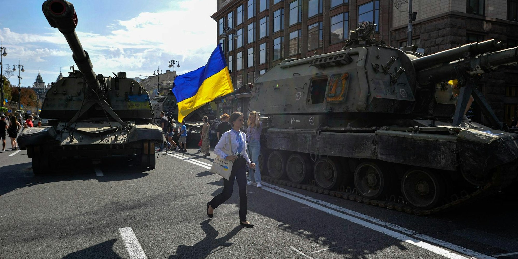 Kiew Panzer Fahne dpa 260822