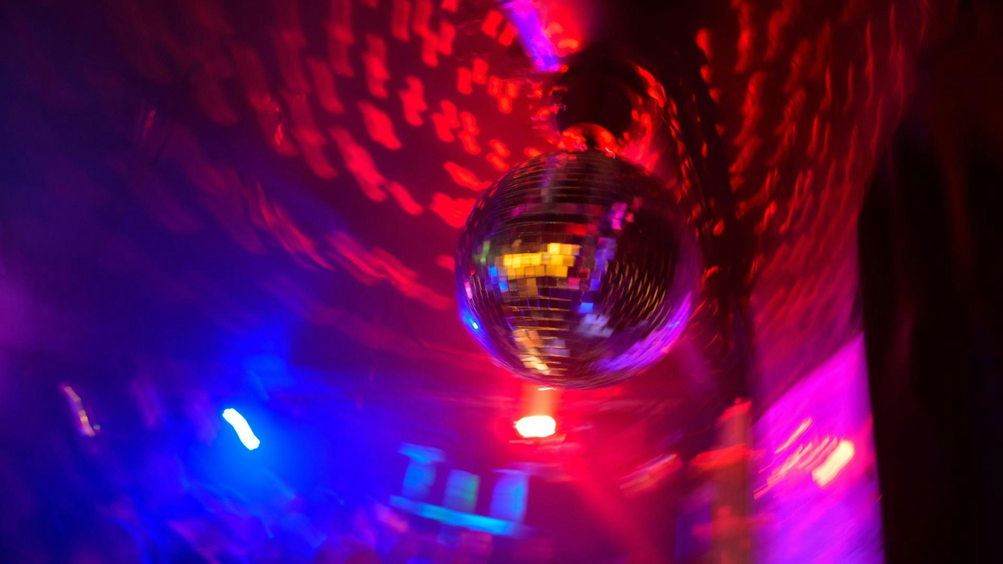 Diskokugel im Partylicht