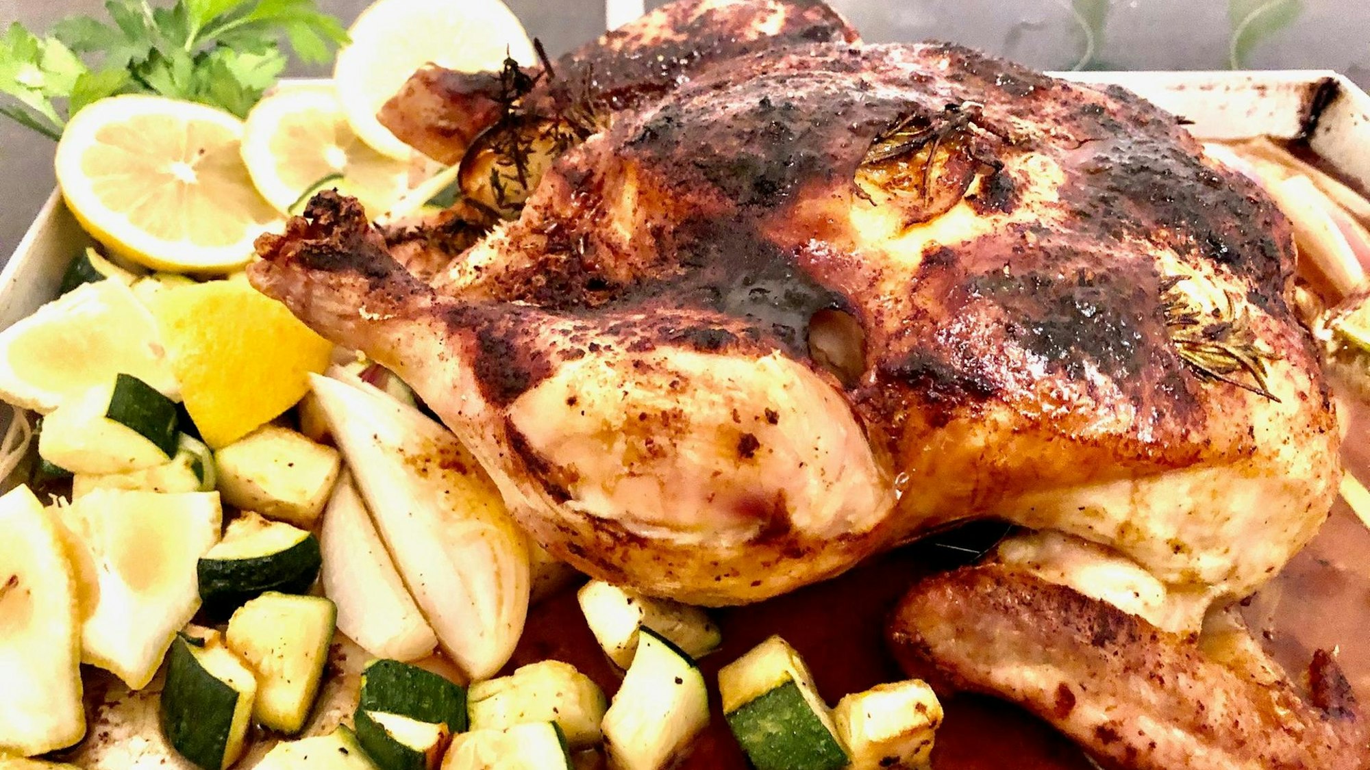 Zitronenhuhn mit Gemüse, frisch aus dem Ofen serviert