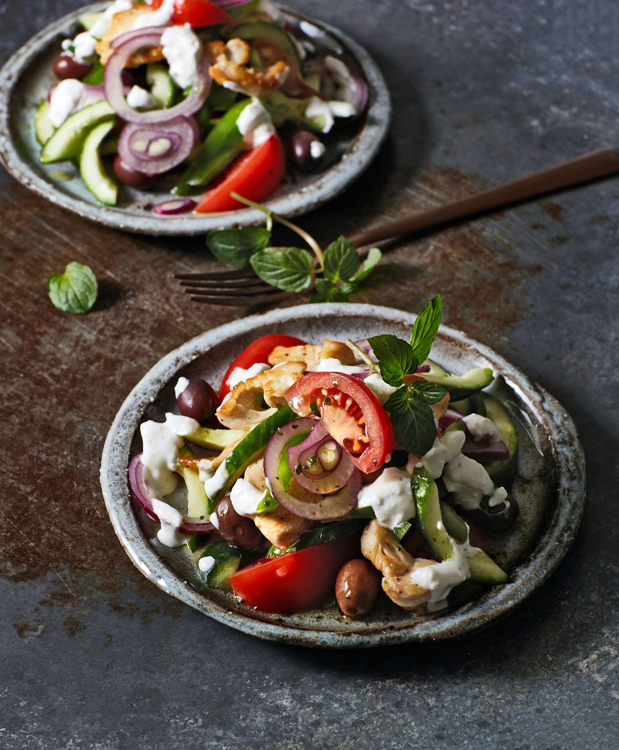 Griechischer Salat mit Hähnchen und einem Extra-Aroma-Kick