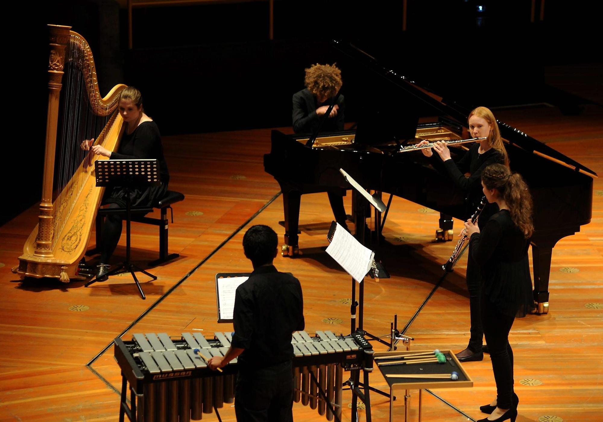 Junge Musiker des Studio Musikfabrik in der Hochschule für Musik und Tanz Foto