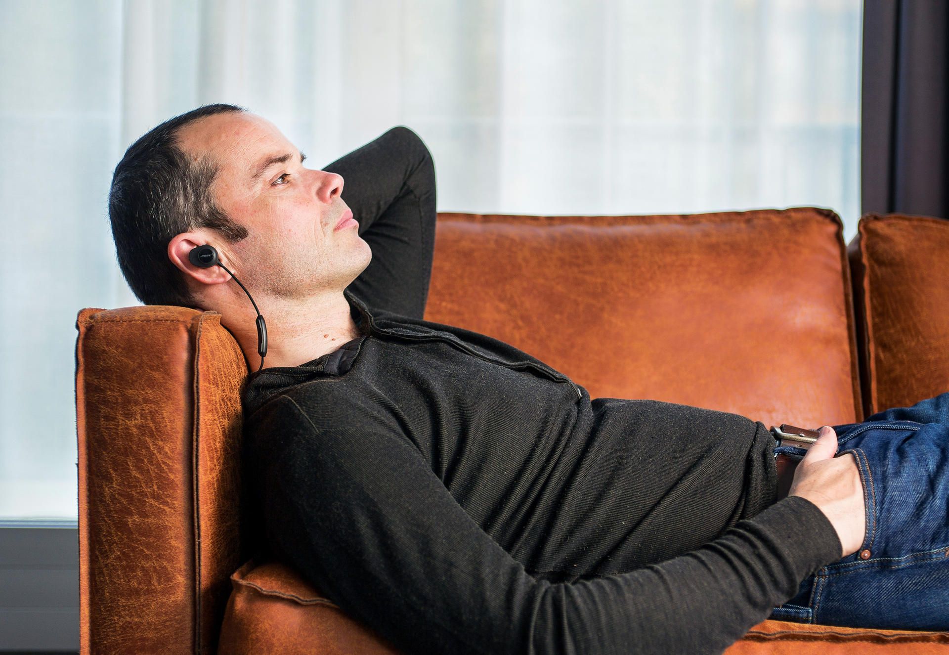 Man hoert kabellos Musik