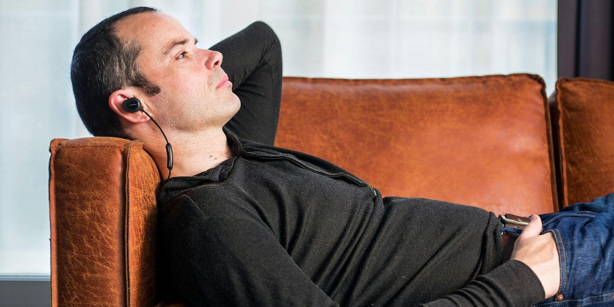 Man hoert kabellos Musik