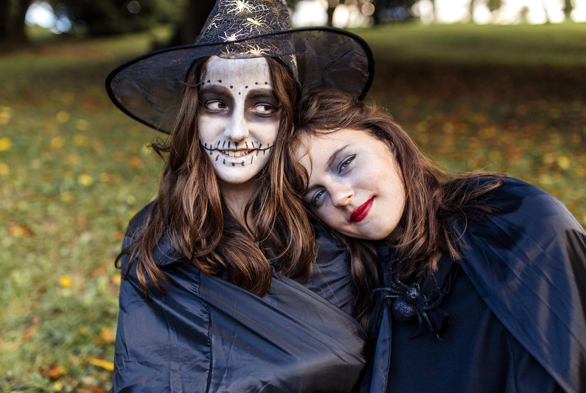 Verkleidete Mädchen an Halloween