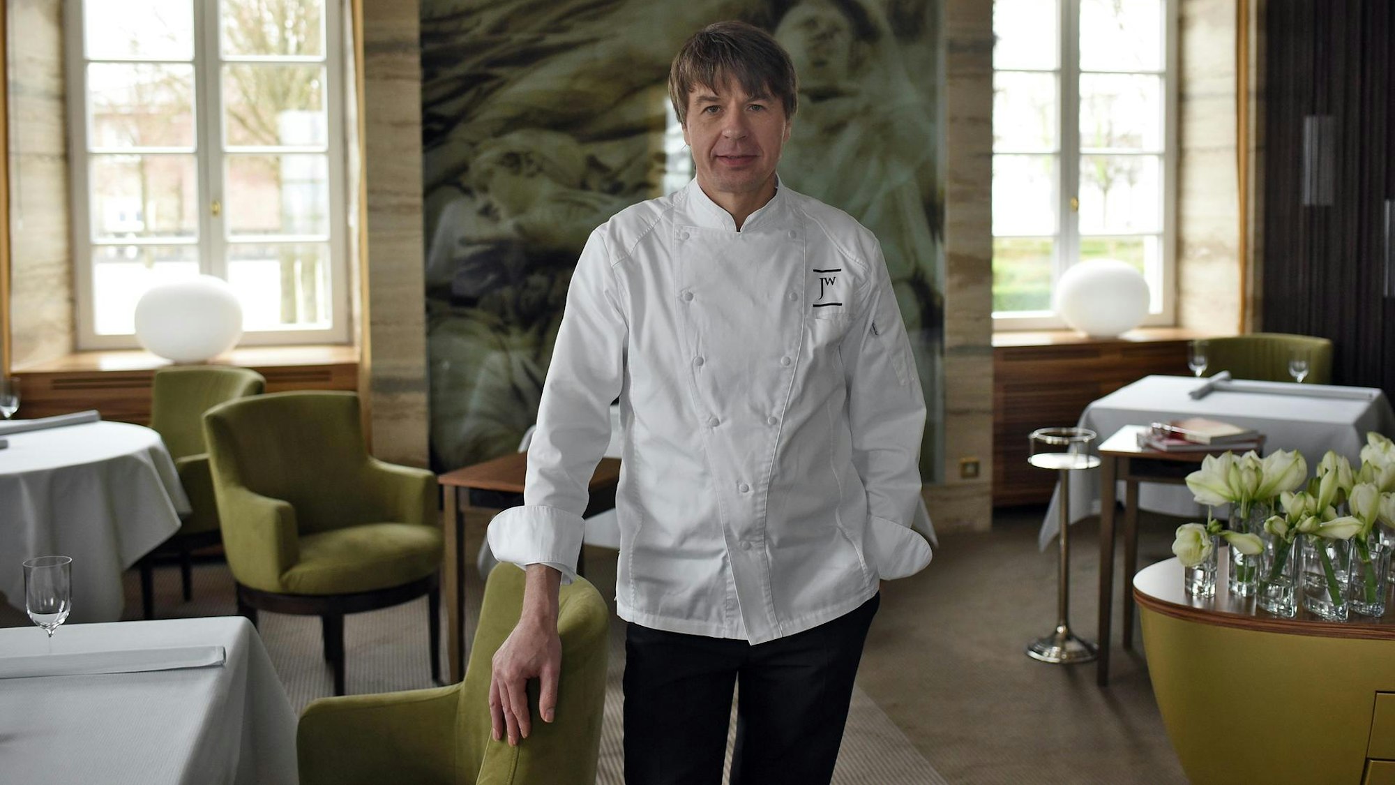 Joachim Wissler steht im Gastraum seines Restaurants Vendôme in Bergisch Gladbach-Bensberg.